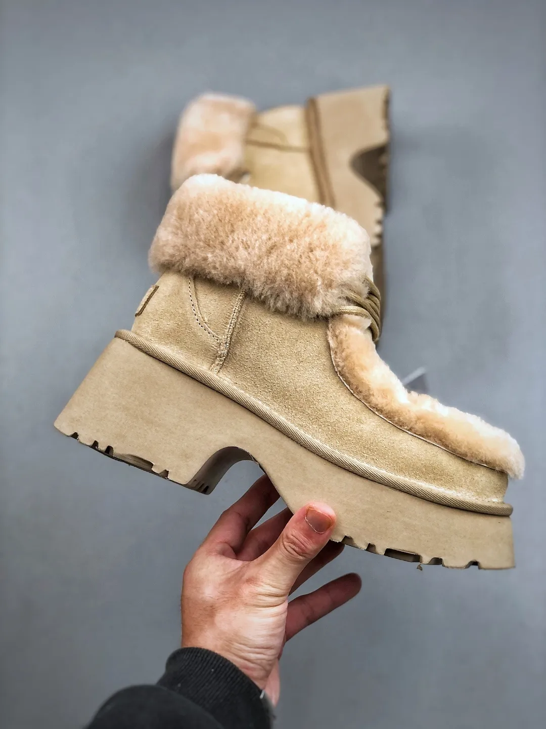 Local self-pickup 💰700 supports store placement. The top version on the market. 25 new models. UGG Esme 6cm taller. Split cow leather. Fashionable and comfortable. Ankle-length snow boots. Produced by a major foreign trade factory in Guangzhou. From toe to insole, genuine sheep fur. Independent outer box packaging. Chip. Waterproof process. Different from any version on the market. Independently developed original outsole and cashmere insole to keep you warm in winter and suitable for home use. In recent years, uug has launched a style series that is partially geared towards the preferences of young consumers and has also moved to the forefront of fashion trends. Shoe body material Water-repellent coated suede upper 17 mm UGGPURE™ implanted wool insole Lightweight non-slip and comfortable rubber outsole With brand LOGO trademark Comes with a full set of packaging Size: 35-40
